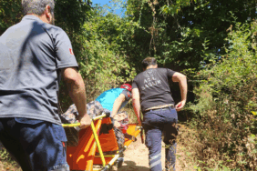Gökçedere Barajı Mevkiinde Yaşlı Vatandaşın Tahliyesi: Ekipler Zorlu Araziye Rağmen Müdahale Etti 3 Gökçedere Barajı Mevkiinde Yaşlı Vatandaşın Tahliyesi: Ekipler Zorlu Araziye Rağmen Müdahale Etti