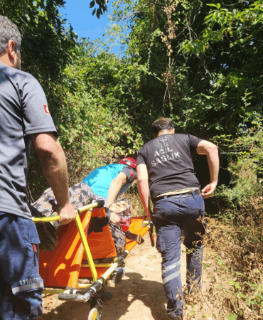 Gökçedere Barajı Mevkiinde Yaşlı Vatandaşın Tahliyesi: Ekipler Zorlu Araziye Rağmen Müdahale Etti