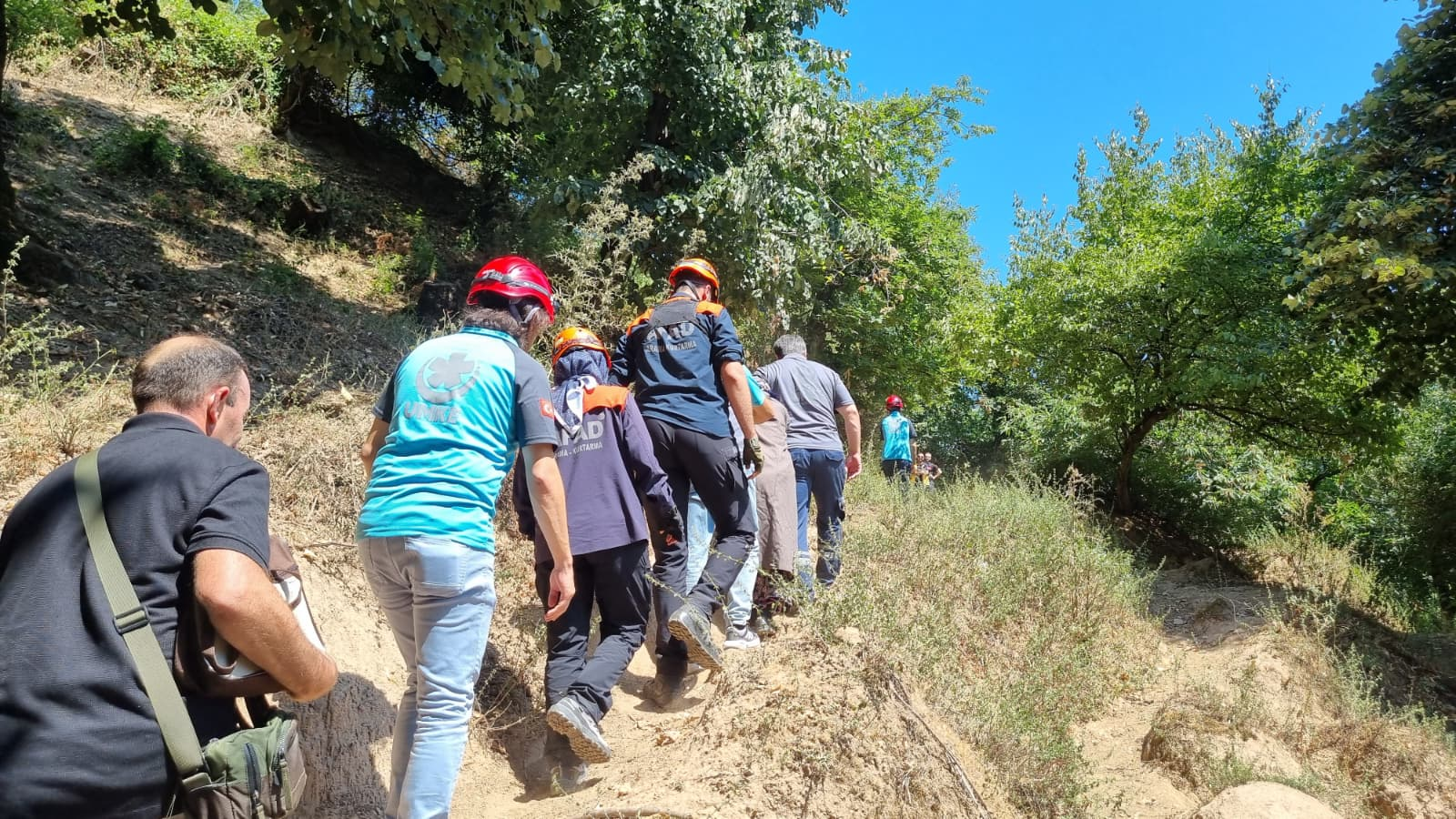 Gökçedere Barajı Mevkiinde Yaşlı Vatandaşın Tahliyesi: Ekipler Zorlu Araziye Rağmen Müdahale Etti 4 Gökçedere Barajı Mevkiinde Yaşlı Vatandaşın Tahliyesi: Ekipler Zorlu Araziye Rağmen Müdahale Etti