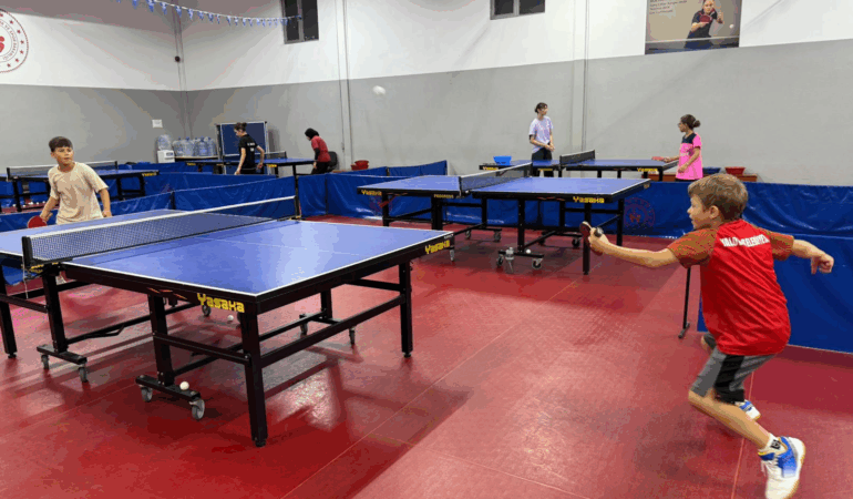 YAZ SPOR OKULLARINDA MASA TENİSİ İLGİ ODAĞI