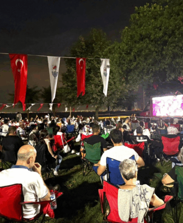 YALOVA BELEDİYESİ'NDEN AÇIK HAVADA SİNEMA KEYFİ