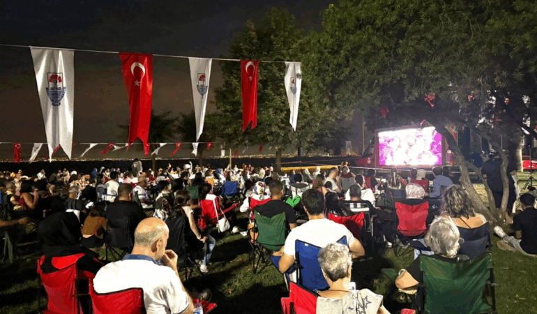 YALOVA BELEDİYESİ'NDEN AÇIK HAVADA SİNEMA KEYFİ