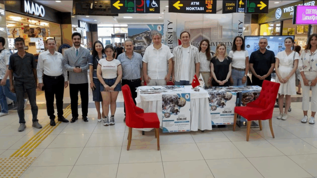 YALOVA ÜNİVERSİTESİ REKTÖRÜ PROF. DR. BAHÇEKAPILI'DAN TANITIM STANDINA ZİYARET