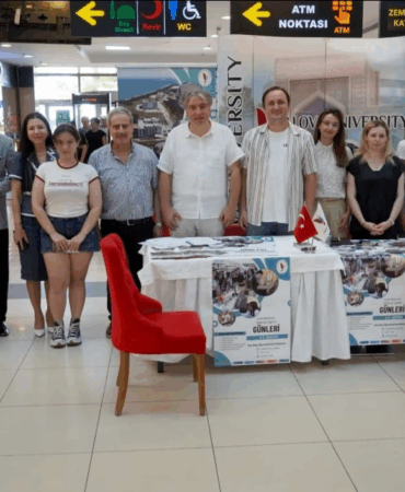 YALOVA ÜNİVERSİTESİ REKTÖRÜ PROF. DR. BAHÇEKAPILI'DAN TANITIM STANDINA ZİYARET