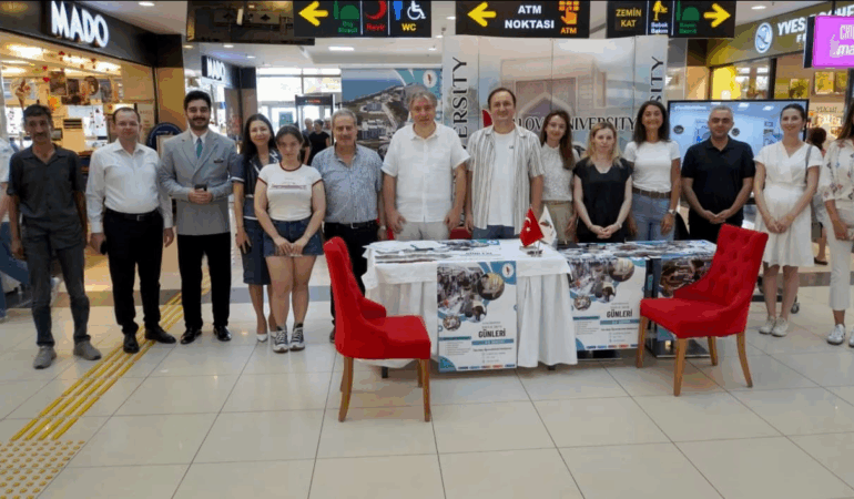 YALOVA ÜNİVERSİTESİ REKTÖRÜ PROF. DR. BAHÇEKAPILI'DAN TANITIM STANDINA ZİYARET 6 YALOVA ÜNİVERSİTESİ REKTÖRÜ PROF. DR. BAHÇEKAPILI'DAN TANITIM STANDINA ZİYARET
