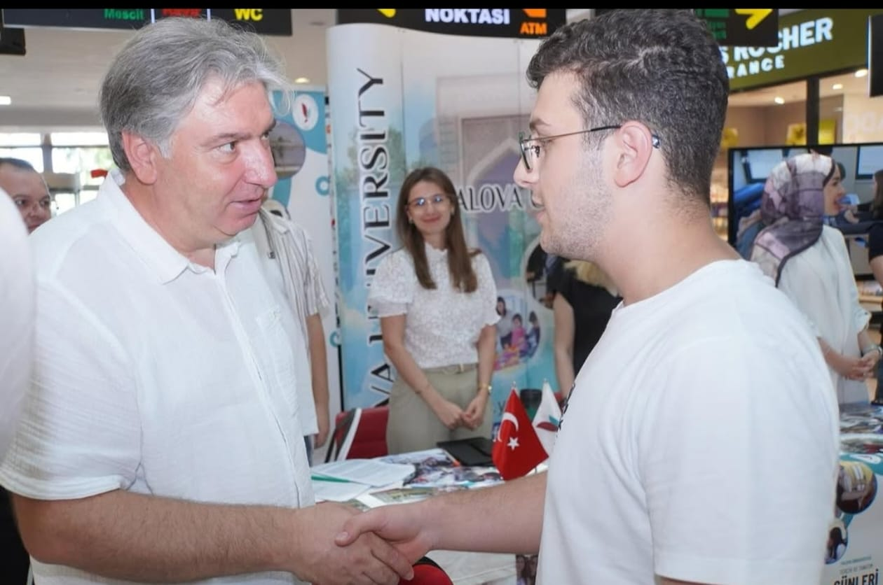 YALOVA ÜNİVERSİTESİ REKTÖRÜ PROF. DR. BAHÇEKAPILI'DAN TANITIM STANDINA ZİYARET
