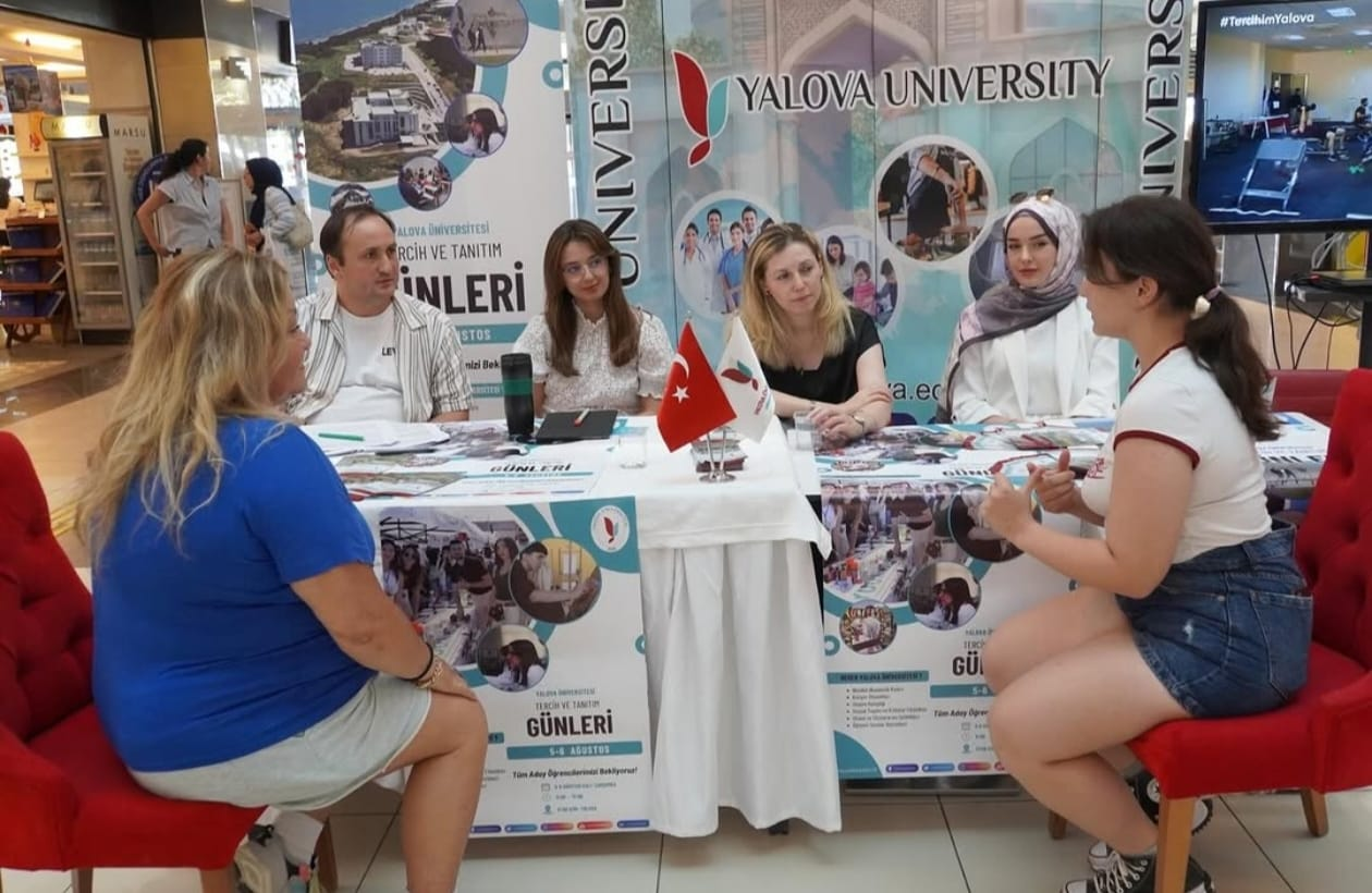 YALOVA ÜNİVERSİTESİ REKTÖRÜ PROF. DR. BAHÇEKAPILI'DAN TANITIM STANDINA ZİYARET