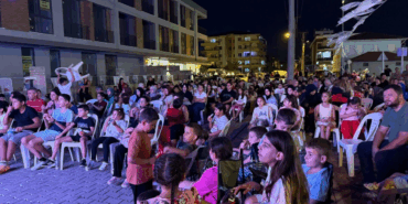 AÇIK HAVADA SİNEMA COŞKUSU TOSUN PAŞA FİLMİYLE DEVAM ETTİ