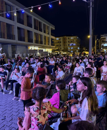 AÇIK HAVADA SİNEMA COŞKUSU TOSUN PAŞA FİLMİYLE DEVAM ETTİ