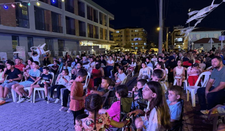 AÇIK HAVADA SİNEMA COŞKUSU TOSUN PAŞA FİLMİYLE DEVAM ETTİ