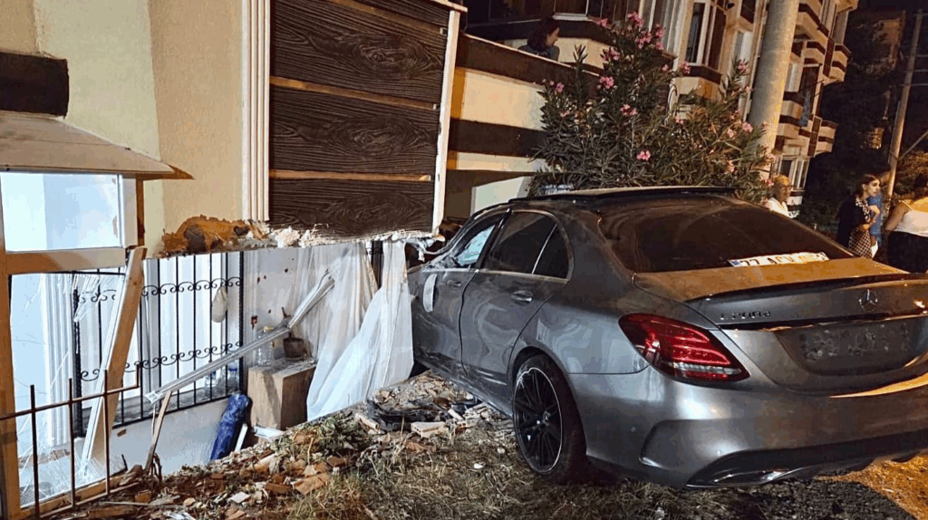 Çınarcık’ta Trafik Kazası: Yaralı Vatandaş Sağlık Ekiplerine Teslim Edildi
