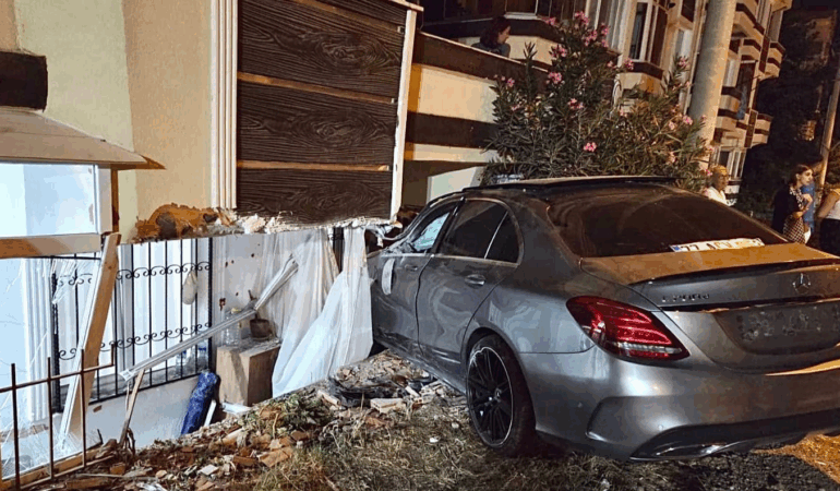 Çınarcık’ta Trafik Kazası: Yaralı Vatandaş Sağlık Ekiplerine Teslim Edildi