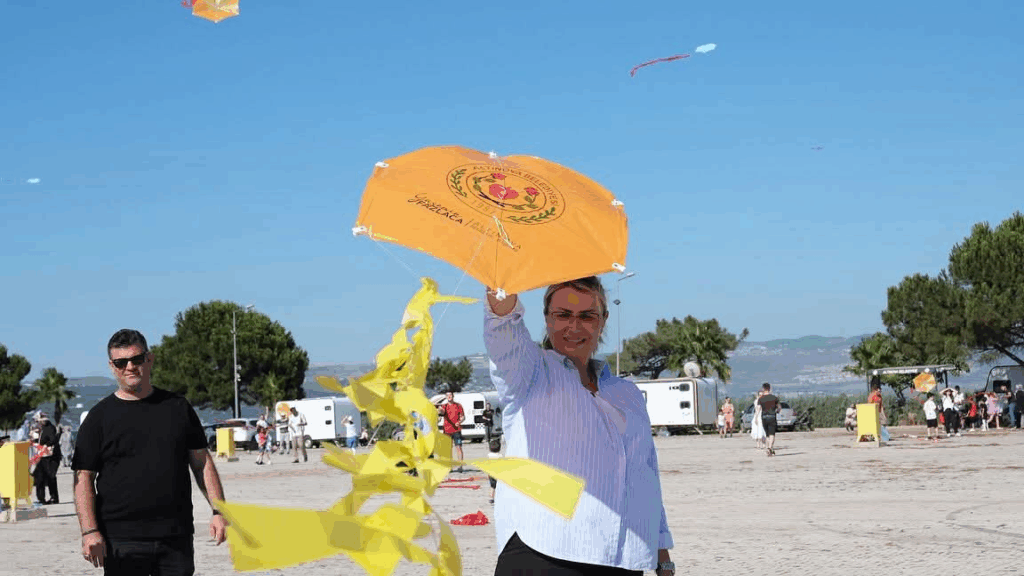 Altınova’da Uçurtma Şenliği Gökyüzünü Renklendirdi