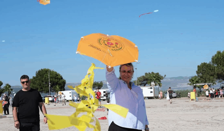 Altınova’da Uçurtma Şenliği Gökyüzünü Renklendirdi