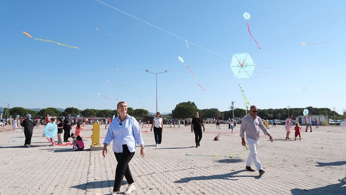 Altınova’da Uçurtma Şenliği Gökyüzünü Renklendirdi