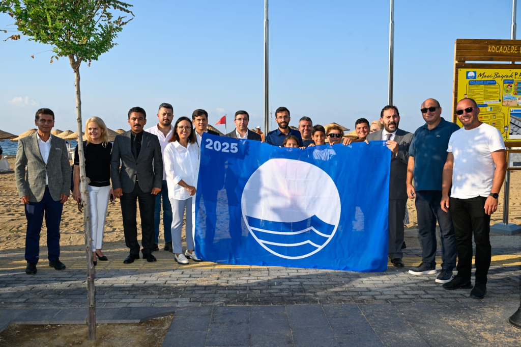 Kocadere Plajı’nda Mavi Bayrak Göndere Çekildi.