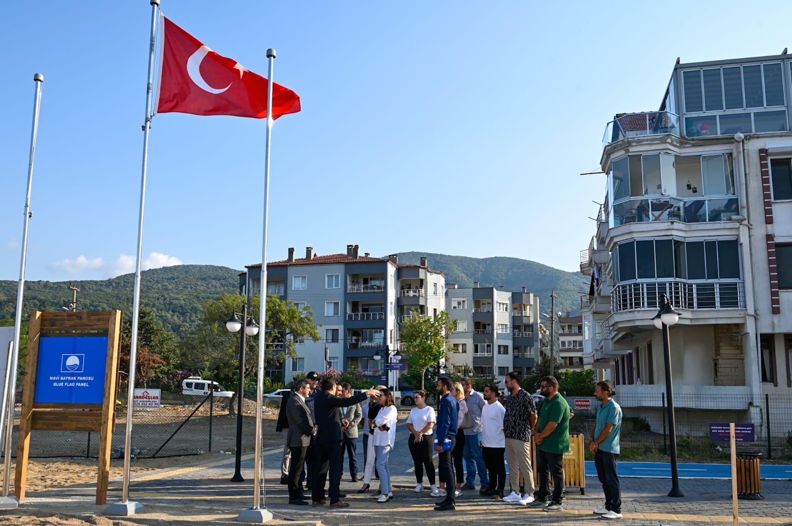 Kocadere Plajı’nda Mavi Bayrak Göndere Çekildi.