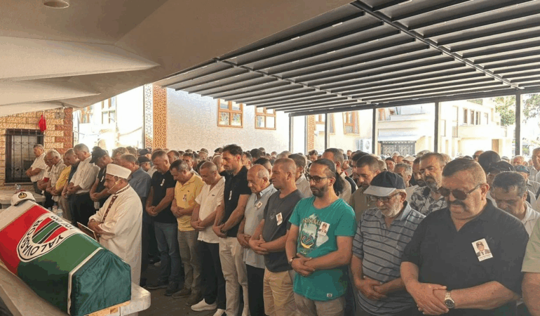 Yalovaspor’un Efsane Başkanı Erdinç Erkorkmaz, Son Yolculuğuna Uğurlandı 1 Yalovaspor’un Efsane Başkanı Erdinç Erkorkmaz, Son Yolculuğuna Uğurlandı