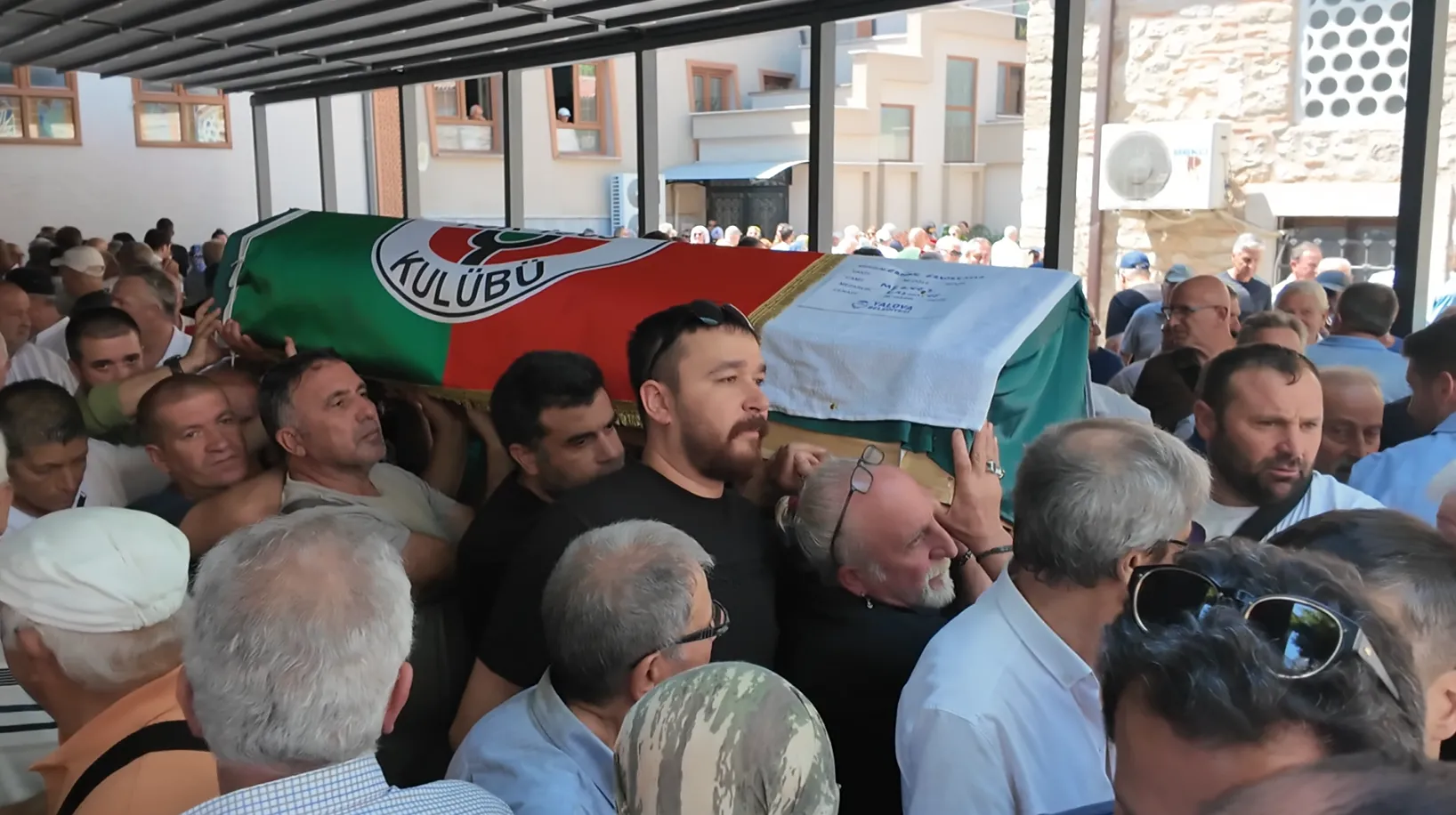 Yalovaspor’un Efsane Başkanı Erdinç Erkorkmaz, Son Yolculuğuna Uğurlandı