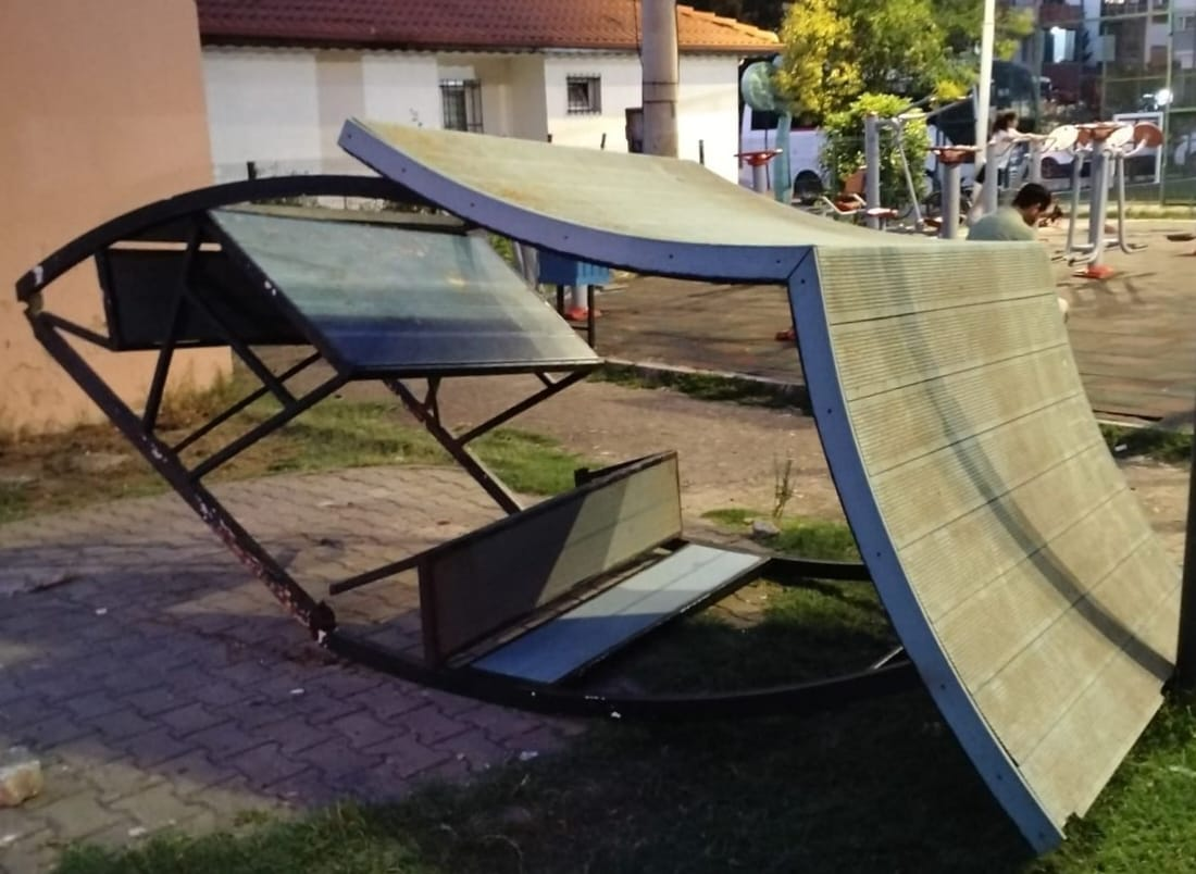 VANDALLAR ÇİFTLİKKÖY'DEKİ PARKLARA ZARAR VERDİ