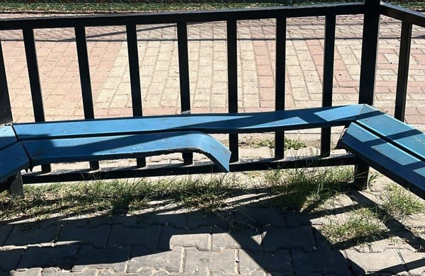 VANDALLAR ÇİFTLİKKÖY'DEKİ PARKLARA ZARAR VERDİ