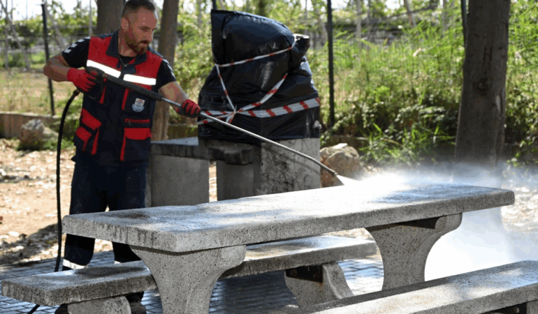 DOĞU SAHİL BANDINDA BASINÇLI SU İLE TEMİZLİK