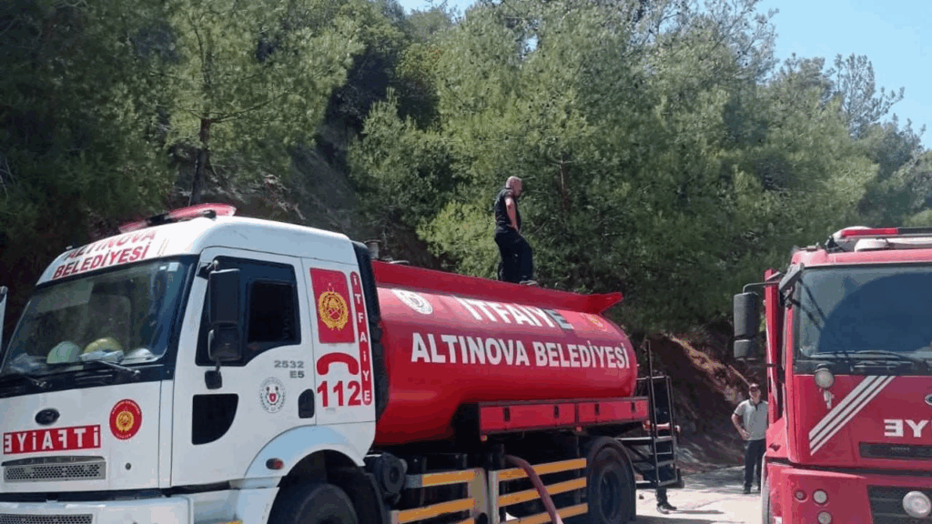 Altınova İtfaiyesi, Çanakkale’deki yangına müdahale etti