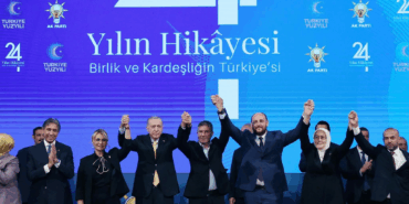 AK Parti’nin 24. Yıl Dönümünde Altınova Belediye Başkanı Yasemin Fazlaca Parti Saflarına Katıldı