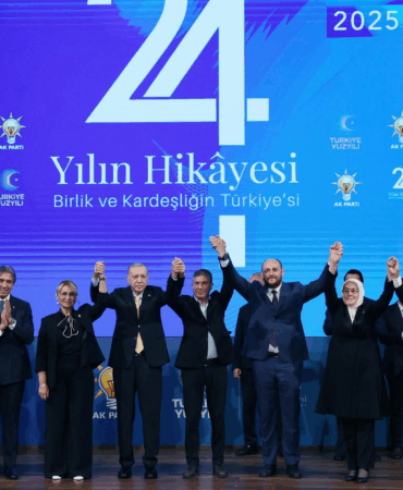 AK Parti’nin 24. Yıl Dönümünde Altınova Belediye Başkanı Yasemin Fazlaca Parti Saflarına Katıldı