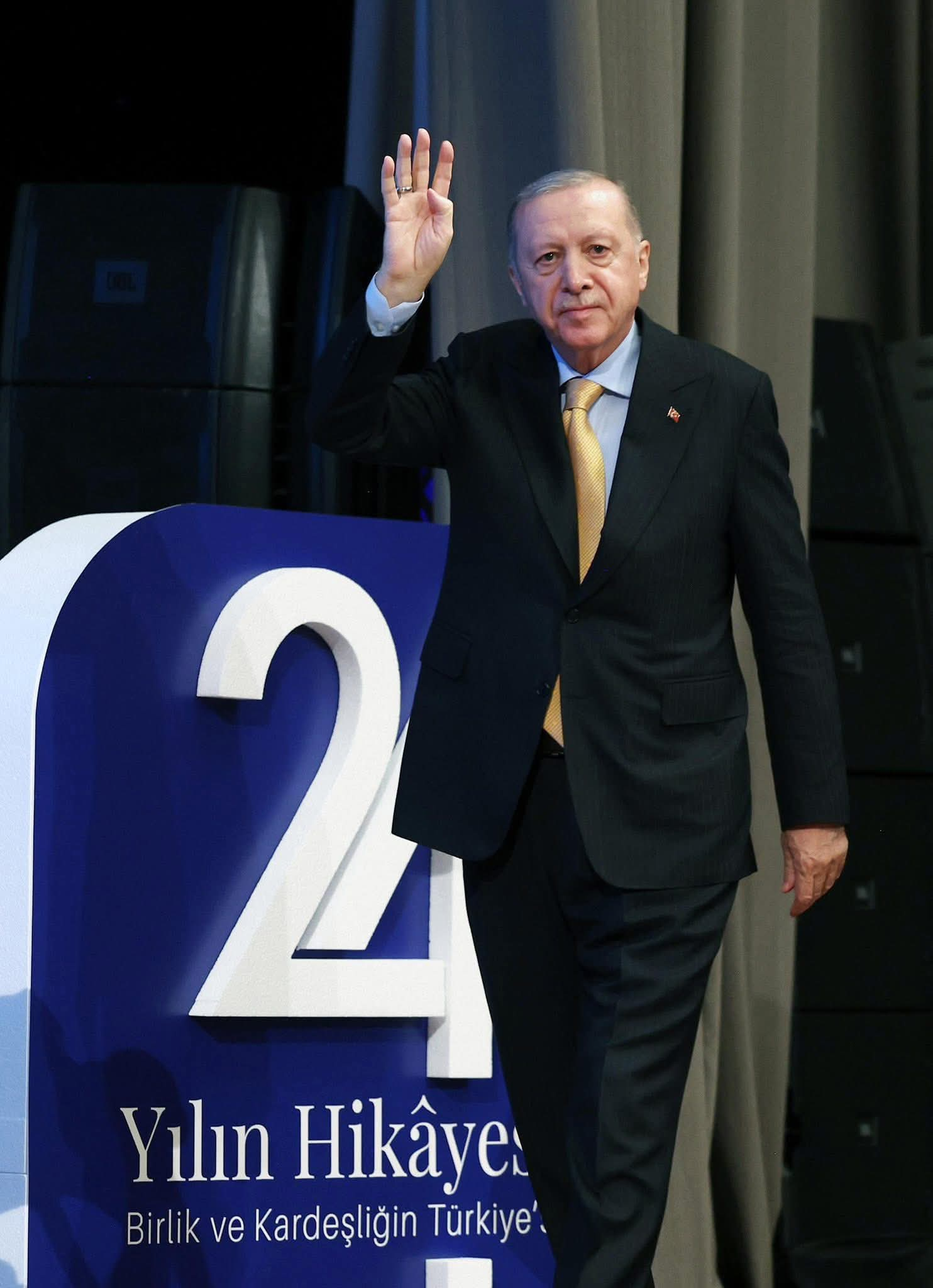 AK Parti’nin 24. Yıl Dönümünde Altınova Belediye Başkanı Yasemin Fazlaca Parti Saflarına Katıldı