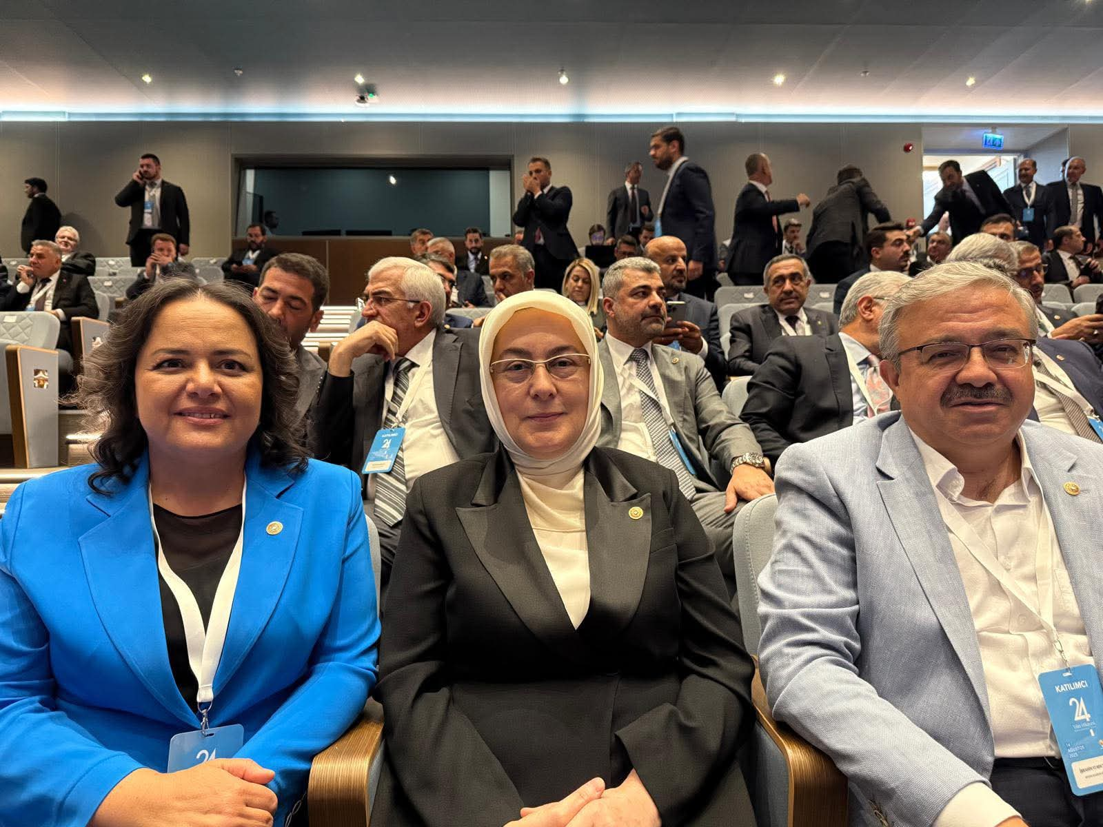 AK Parti’nin 24. Yıl Dönümünde Altınova Belediye Başkanı Yasemin Fazlaca Parti Saflarına Katıldı