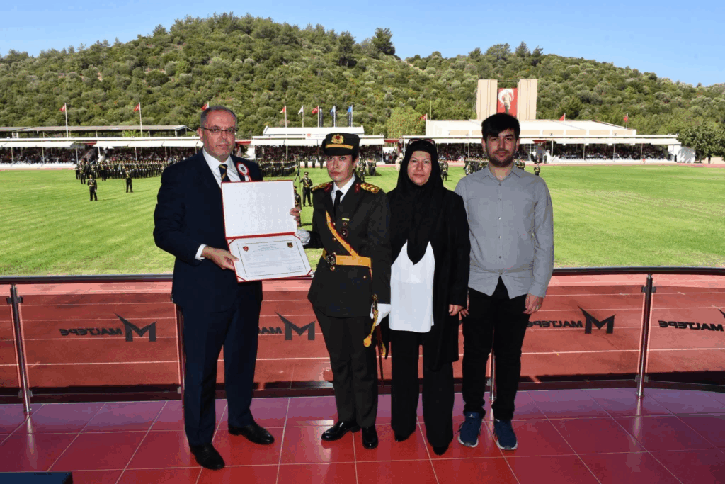 Şehit Ömer Halisdemir’in kızı Elif Nur Halisdemir teğmen oldu