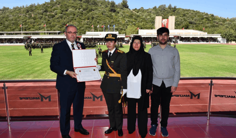 Şehit Ömer Halisdemir’in kızı Elif Nur Halisdemir teğmen oldu