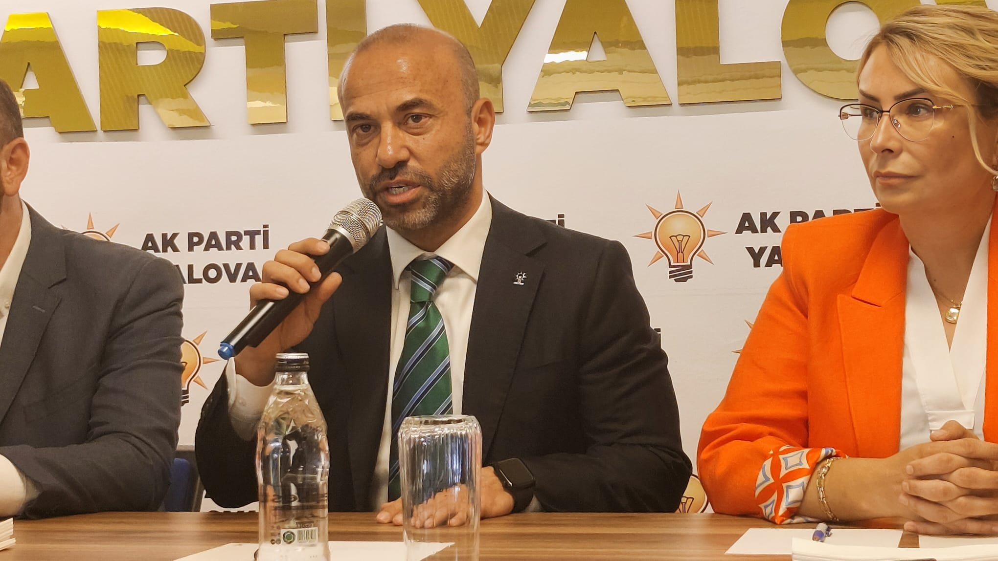 Altınova Belediye Başkanı Yasemin Fazlaca ve Meclis Üyesi Gazi Yılmaz AK Parti’ye Katıldı