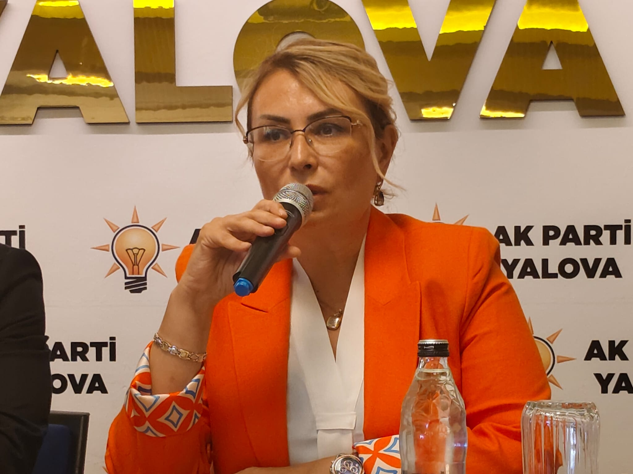 Altınova Belediye Başkanı Yasemin Fazlaca ve Meclis Üyesi Gazi Yılmaz AK Parti’ye Katıldı