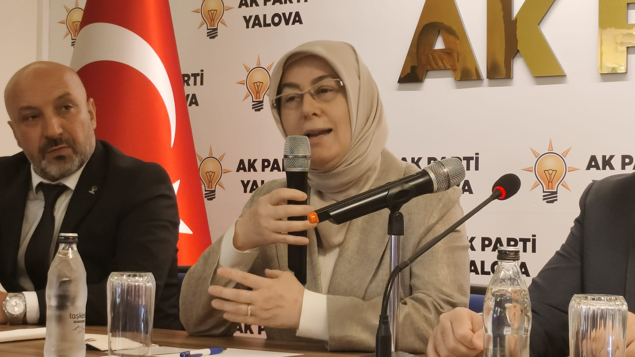 Altınova Belediye Başkanı Yasemin Fazlaca ve Meclis Üyesi Gazi Yılmaz AK Parti’ye Katıldı