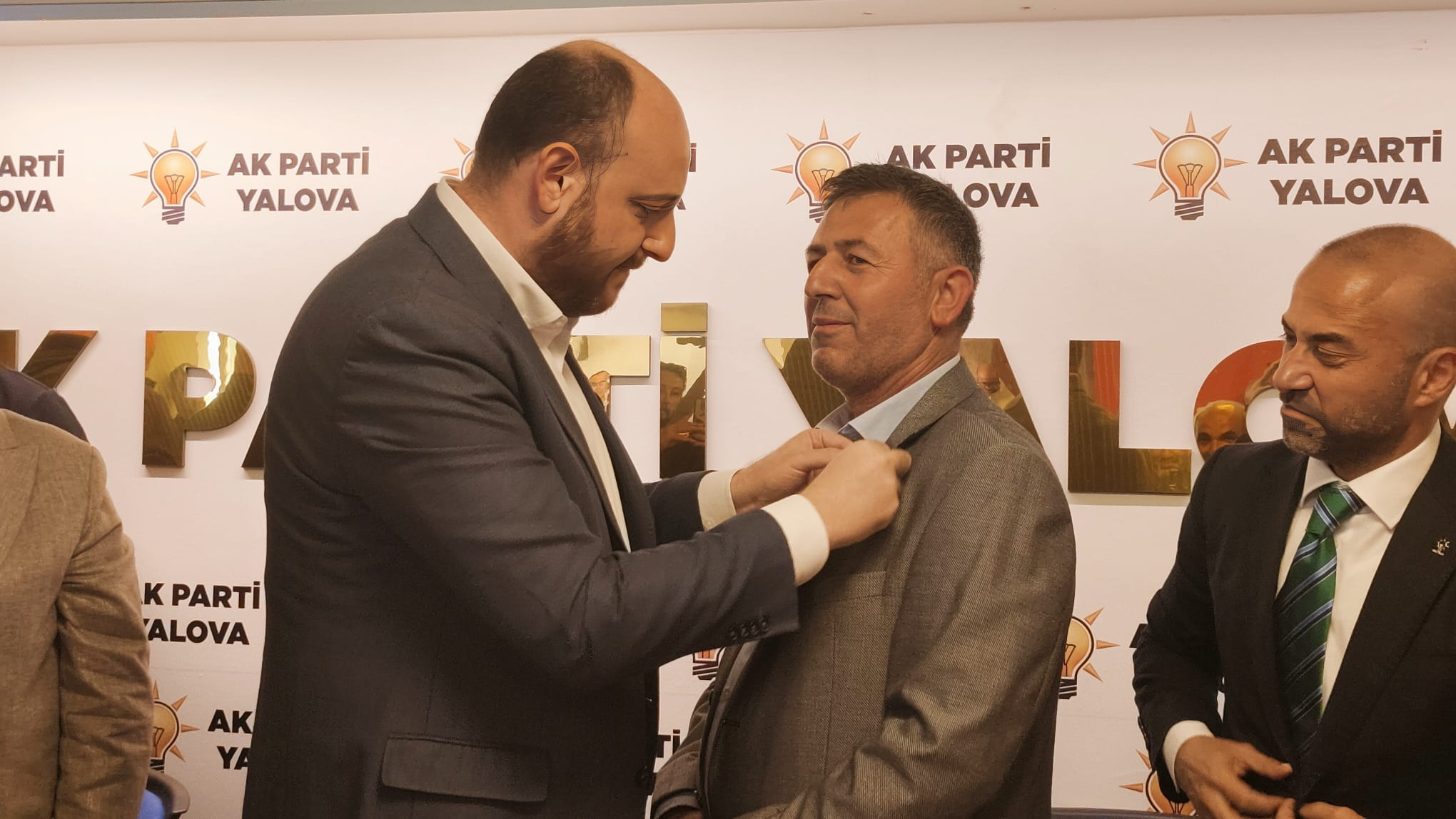 Altınova Belediye Başkanı Yasemin Fazlaca ve Meclis Üyesi Gazi Yılmaz AK Parti’ye Katıldı