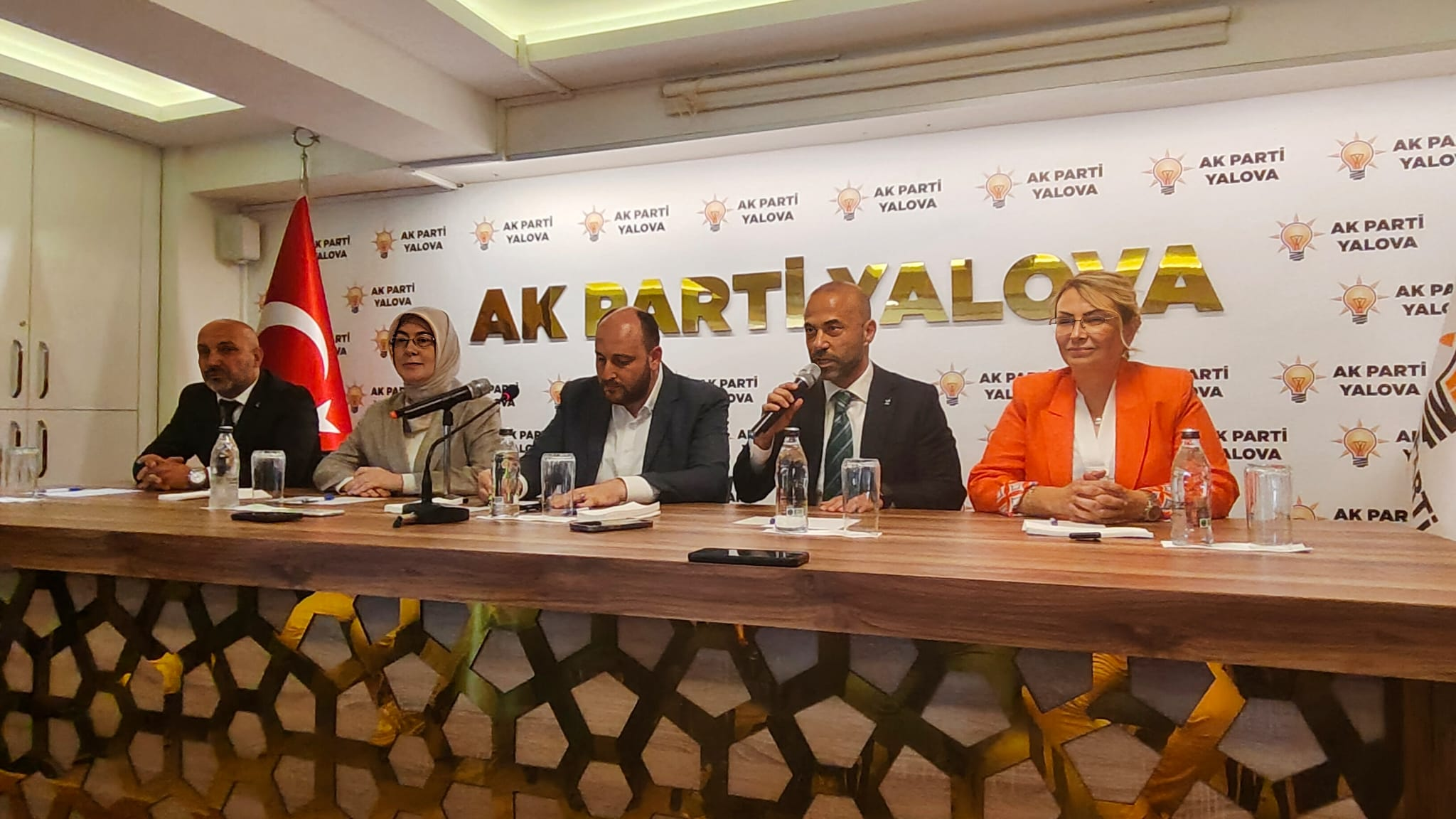Altınova Belediye Başkanı Yasemin Fazlaca ve Meclis Üyesi Gazi Yılmaz AK Parti’ye Katıldı
