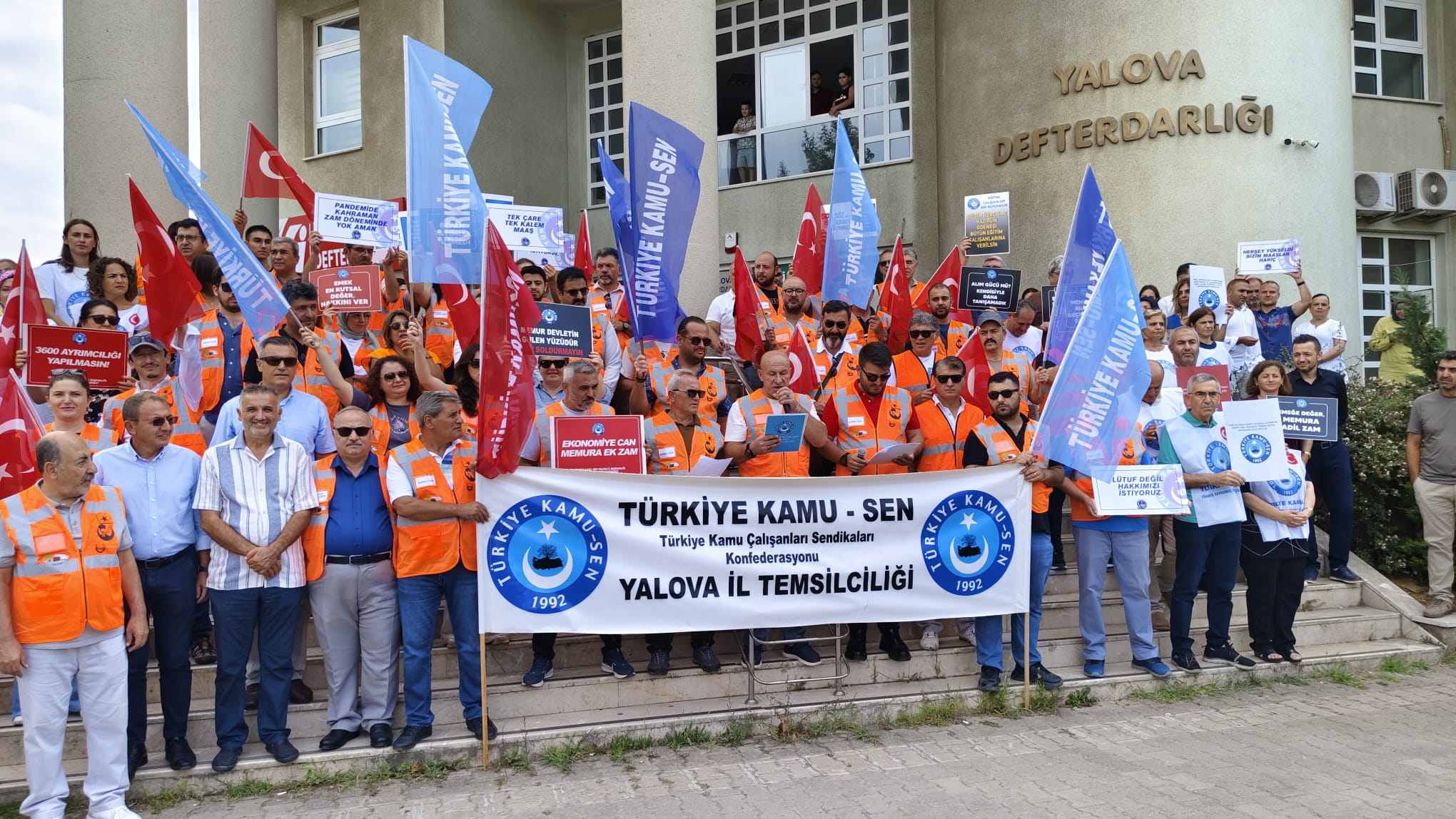 YALOVA’DA KAMU-SEN’DEN GREV: “BİZ TÜRK VE TÜRKİYE YÜZYILI’NA YAKIŞAN BİR KAMU DÜZENİ İSTİYORUZ”