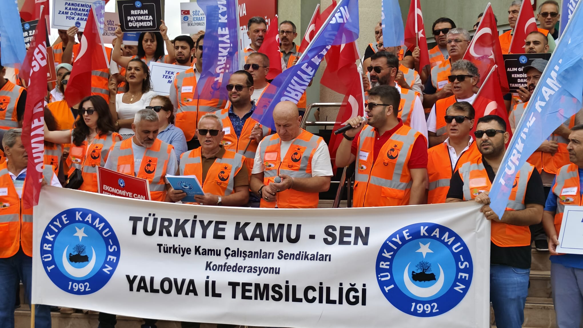 YALOVA’DA KAMU-SEN’DEN GREV: “BİZ TÜRK VE TÜRKİYE YÜZYILI’NA YAKIŞAN BİR KAMU DÜZENİ İSTİYORUZ”