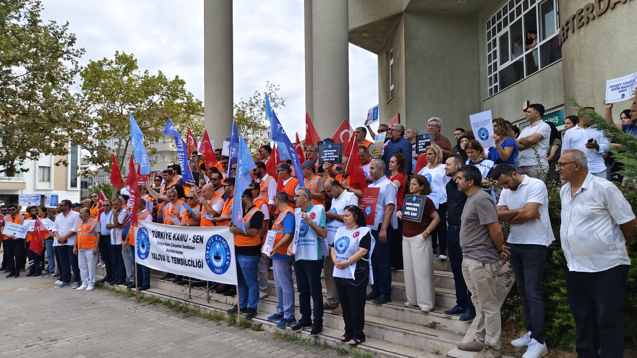 YALOVA’DA KAMU-SEN’DEN GREV: “BİZ TÜRK VE TÜRKİYE YÜZYILI’NA YAKIŞAN BİR KAMU DÜZENİ İSTİYORUZ”