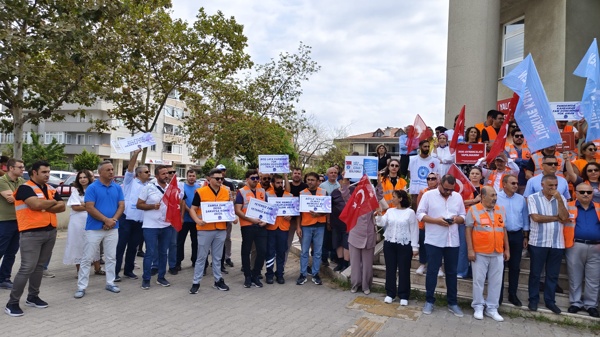 YALOVA’DA KAMU-SEN’DEN GREV: “BİZ TÜRK VE TÜRKİYE YÜZYILI’NA YAKIŞAN BİR KAMU DÜZENİ İSTİYORUZ”