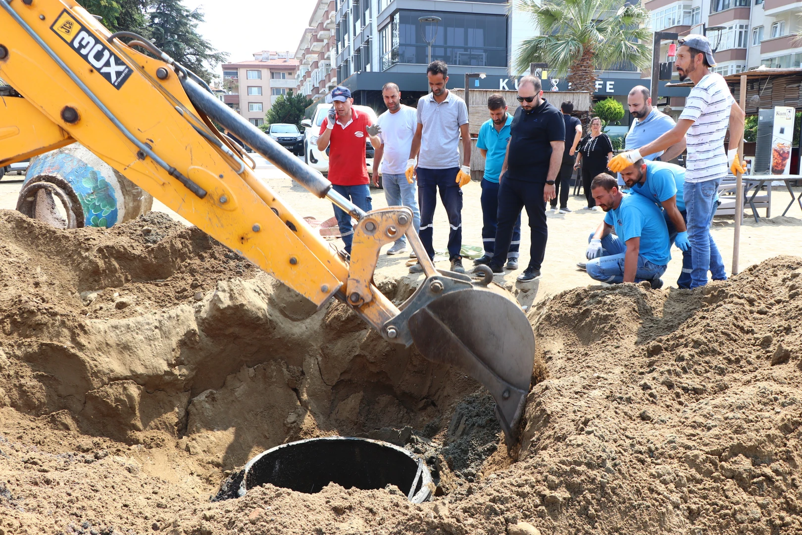 ÇİFTLİKKÖY’DE KAÇAK HATTA YASKİ VE BELEDİYE MÜDAHALE ETTİ
