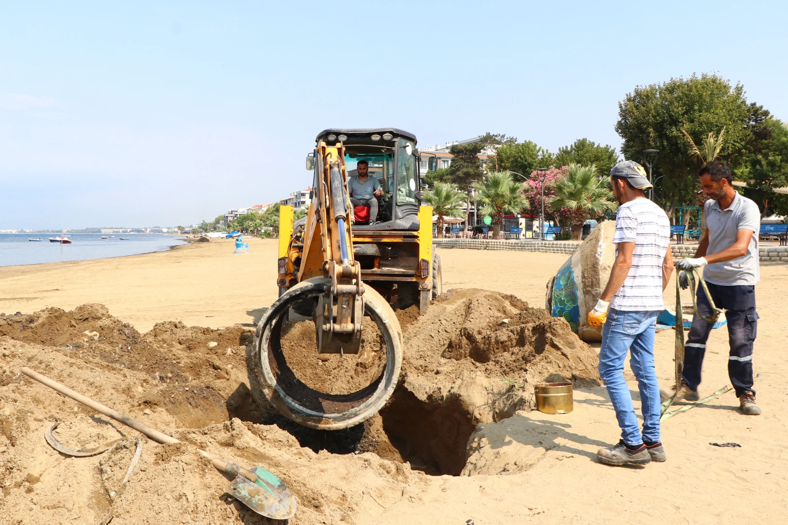 ÇİFTLİKKÖY’DE KAÇAK HATTA YASKİ VE BELEDİYE MÜDAHALE ETTİ