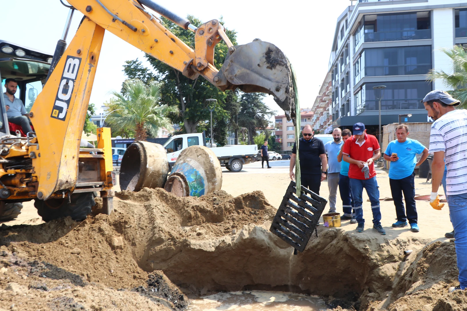 ÇİFTLİKKÖY’DE KAÇAK HATTA YASKİ VE BELEDİYE MÜDAHALE ETTİ