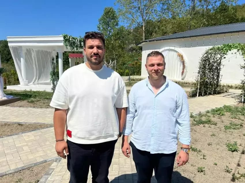 Arsin’de Genç Girişimcilerden Büyük Adım: Psikolog ve Aşçıdan Dev Fotoğraf Platosu