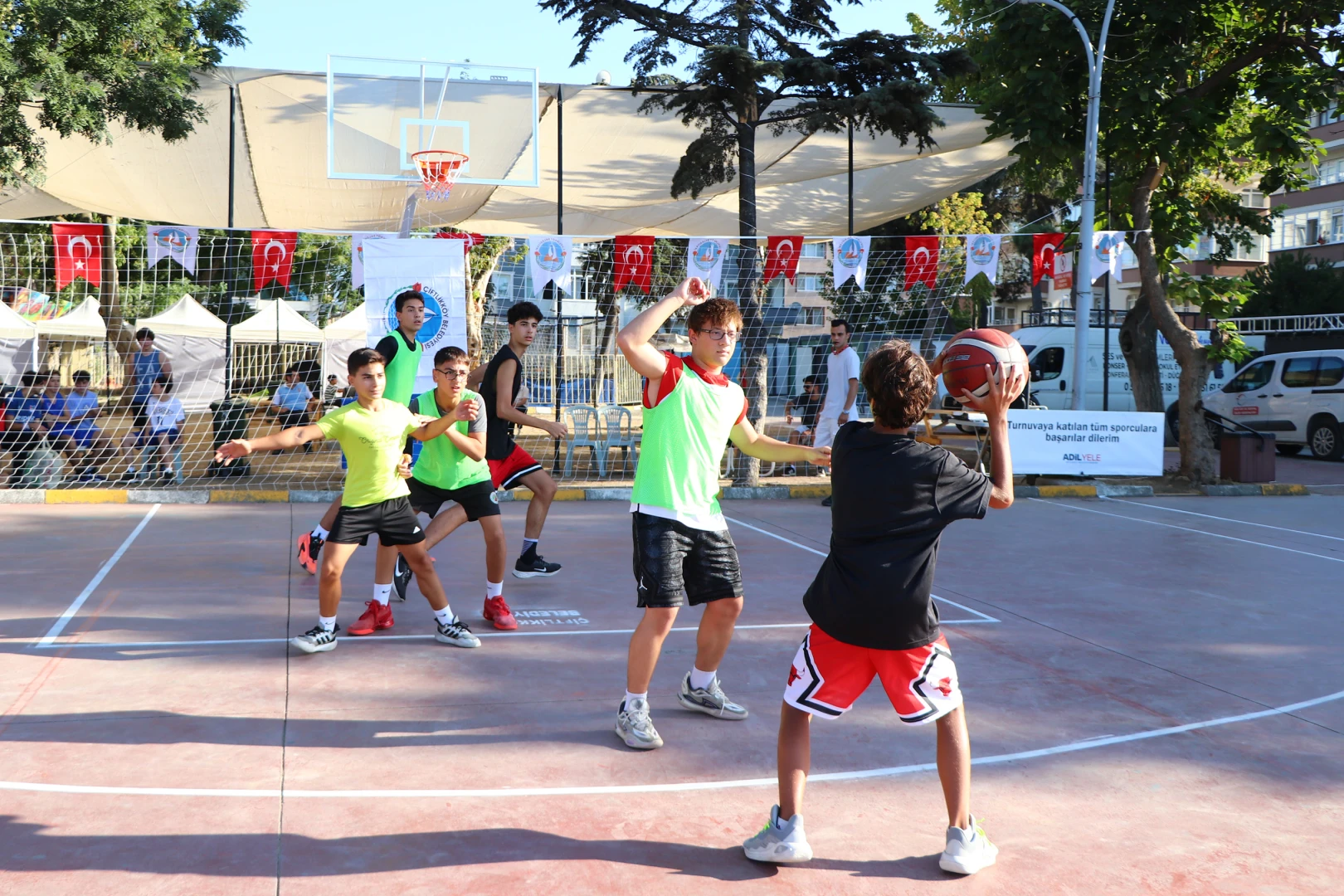ÇİFTLİKKÖY’DE SOKAK BASKETBOLU HEYECANI BAŞLADI