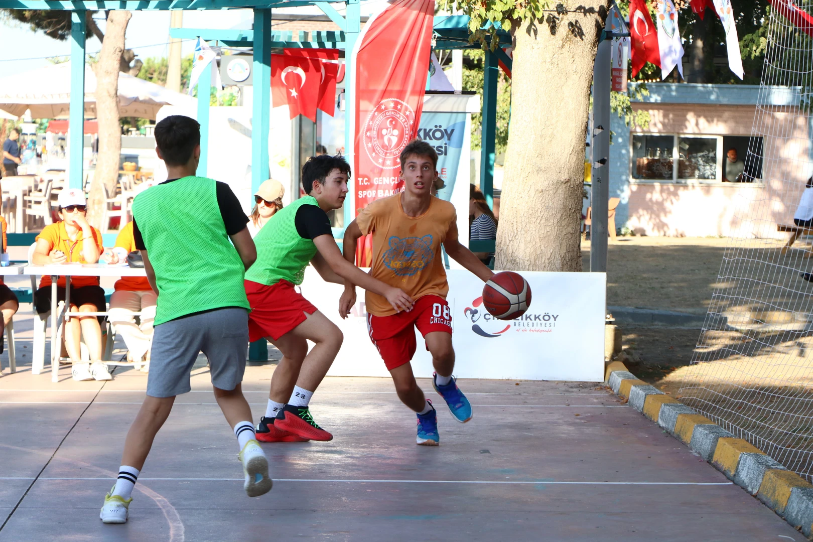ÇİFTLİKKÖY’DE SOKAK BASKETBOLU HEYECANI BAŞLADI