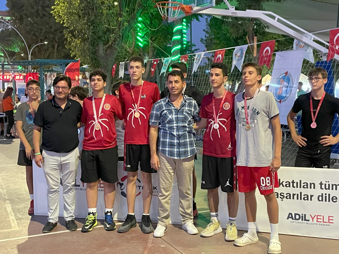 ÇİFTLİKKÖY’DE SOKAK BASKETBOLU HEYECANI BAŞLADI