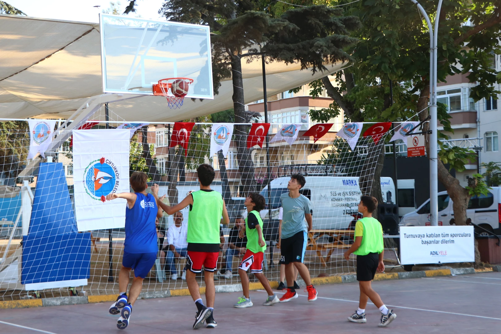 ÇİFTLİKKÖY’DE SOKAK BASKETBOLU HEYECANI BAŞLADI
